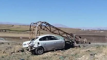 Kontrolden çıkan otomobil elektrik direğini devirdi: 1 yaralı