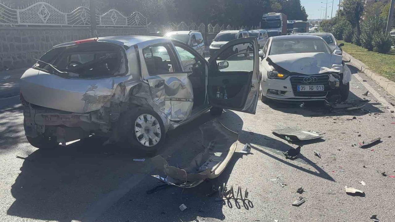 Kontrolden çıkan otomobil karşı şeride uçarak iki otomobile çarptı: 4 yaralı