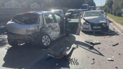 Kontrolden çıkan otomobil karşı şeride uçarak iki otomobile çarptı: 4 yaralı