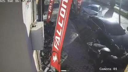Kontrolden çıkan otomobil park halindeki araçlara çarptı