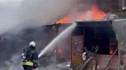 Korkutan ev yangını: Tüp patladı, paniğe neden oldu