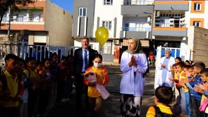 Lösemiyi yenip okuluna dönen öğrenciye görkemli karşılama