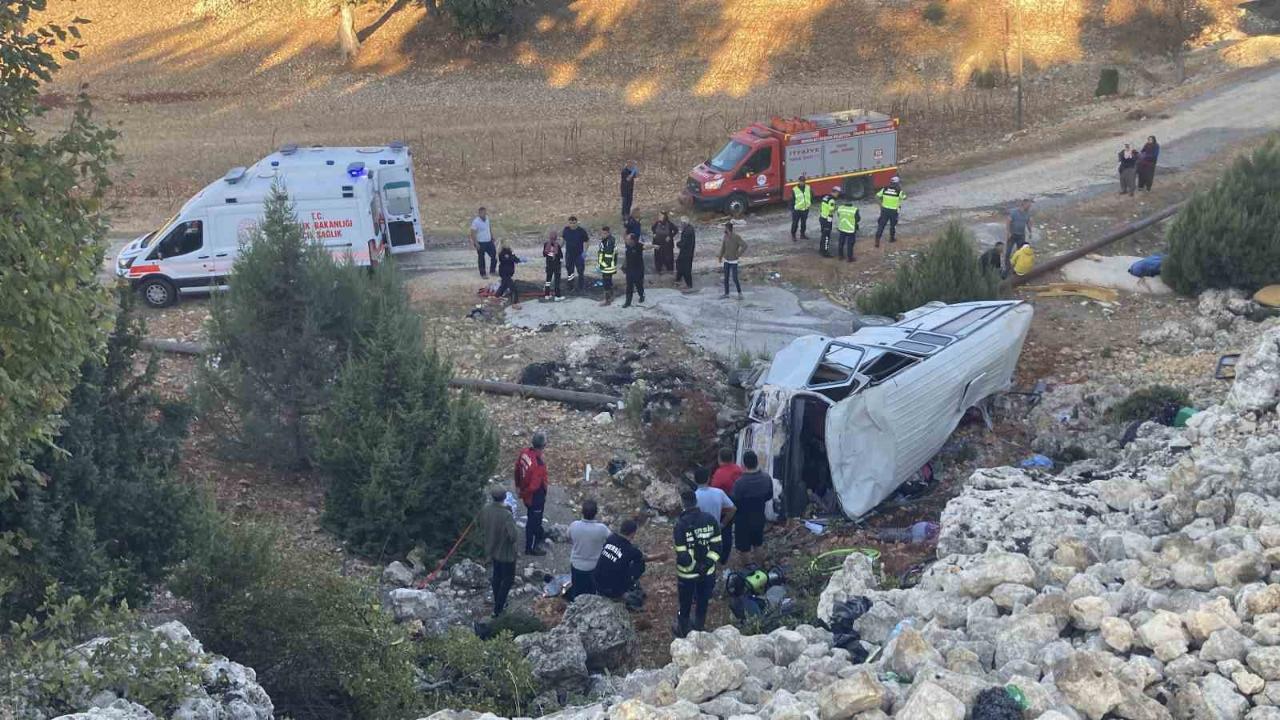 Mevsimlik işçileri taşıyan minibüs kaza yaptı: 5 ölü