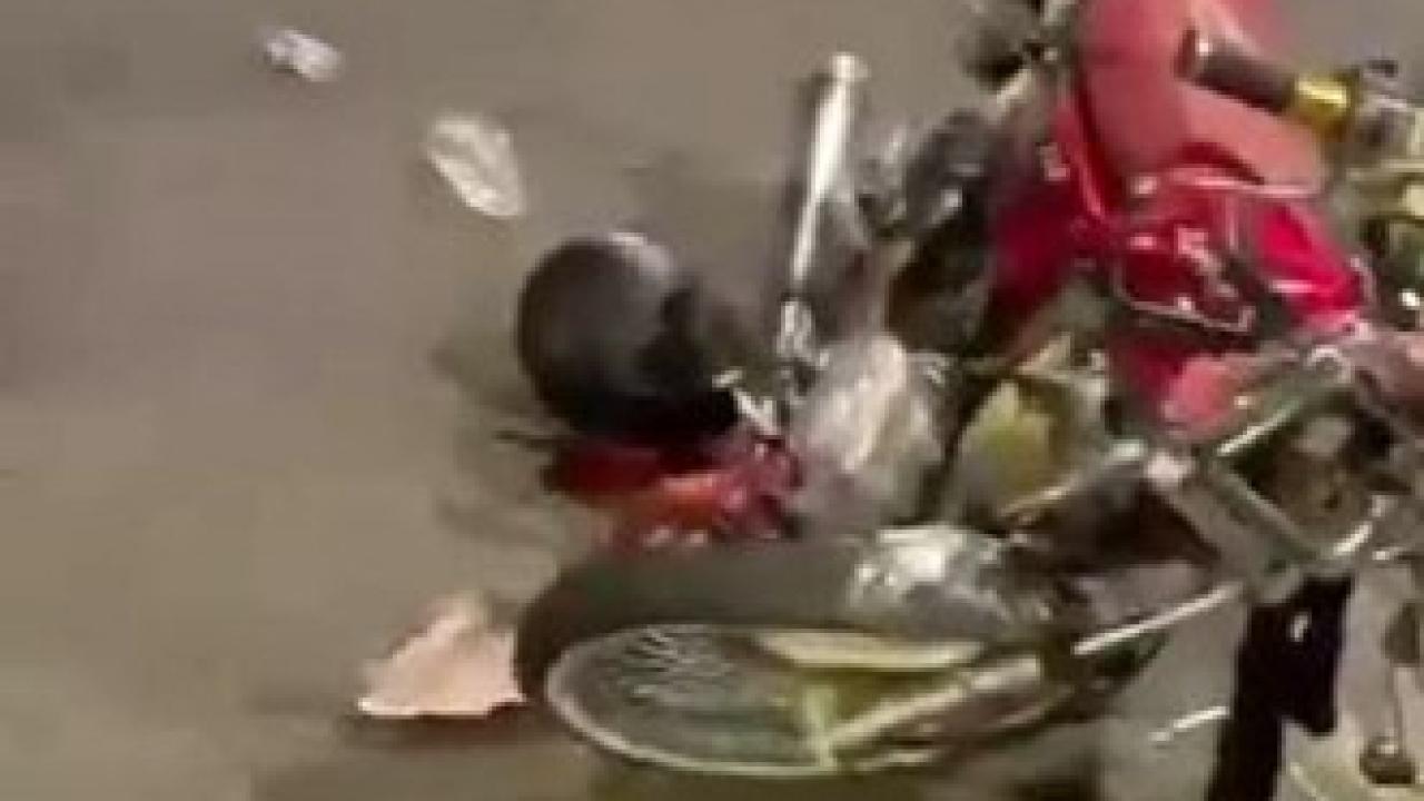 Motosiklet ile otomobil çarpıştı: 1 yaralı