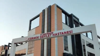 Motosikletli şahıs, araçtan indirdiği kadını bıçaklayıp kaçtı