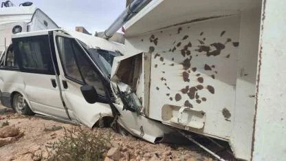 Mucur boşaltan kamyon, park halindeki minibüsün üzerine devrildi