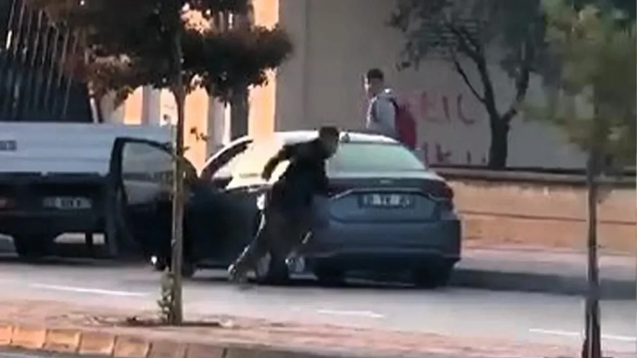 Okul müdürünü üç çocuğunun gözü önünde vurduğu anları kayda aldırdı