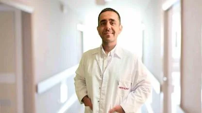Opr. Dr. Hakan Peker: "Her 8 kadından 1’i meme kanseri riski altında"