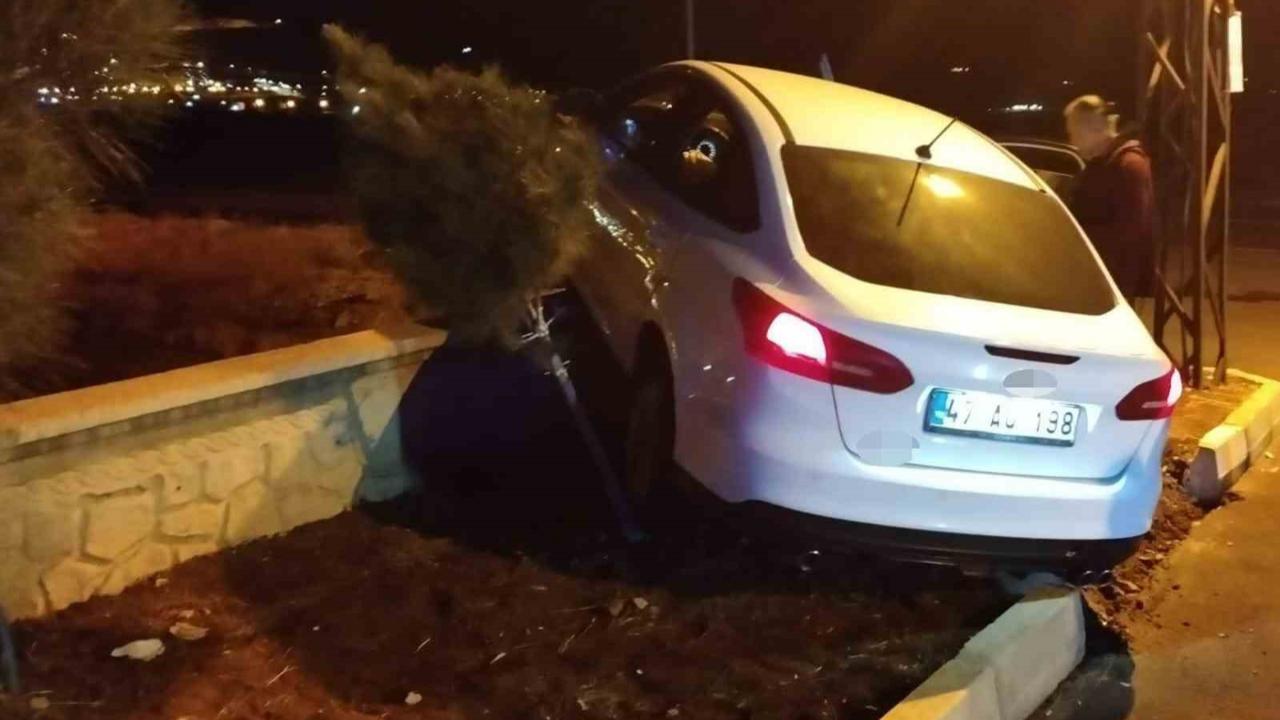 Otomobil istinat duvarına çarptı