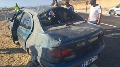 Otomobil taklalar attı, şans eseri yaralanan olmadı
