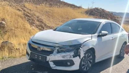 Pikap ile otomobil kafa kafaya çarpıştı