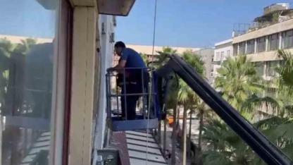 Kapıyı kilitleyerek polisten kaçmaya çalışan hırsızı, polis ekipleri vinçle camdan iş yerine girerek yakaladı