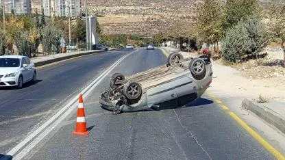 Takla atan otomobil sürücüsü yaralandı