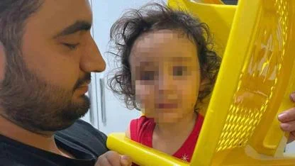 Kafası sandalyeye sıkışan çocuğu itfaiye ekipleri kurtardı