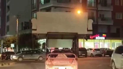 trafiğe aldırmadan motosiklet üzerinde koltuk taşıdı