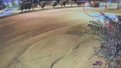 Su tankerine çarpan kamyonetin sürücüsünün öldüğü kaza anı kamerada