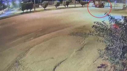 Su tankerine çarpan kamyonetin sürücüsünün öldüğü kaza anı kamerada
