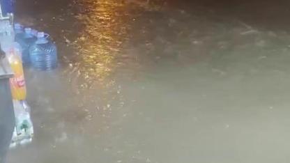 Sağanak nedeni ile bazı iş yerlerini su bastı