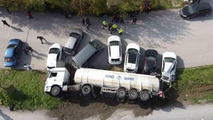 Şanlıurfa plakalı yağ tankeri devrildi, 7 araç hasar gördü