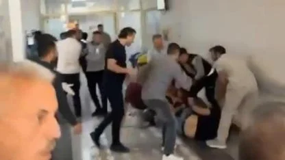 Şanlıurfa’da hastane acilinde tekme tokat kavga kamerada