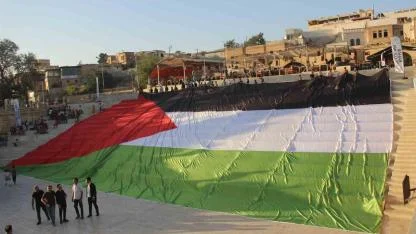 Şanlıurfa’da İsrail’in saldırıları dev Filistin bayrağıyla protesto edildi