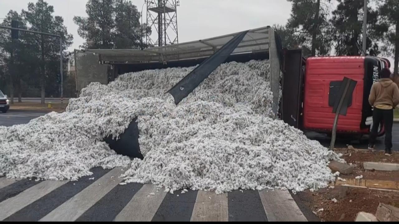 Şanlıurfa’da pamuk yüklü kamyon devrildi