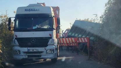 Şanlıurfa’da pamuk yüklü kamyon devrildi