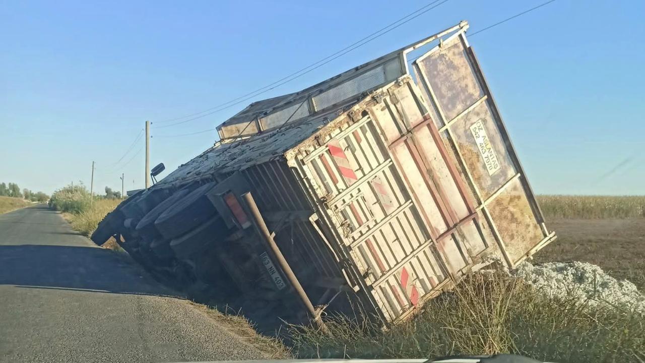Şanlıurfa’da pamuk yüklü kamyon şarampole devrildi