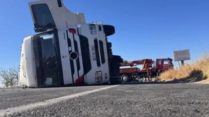 Şanlıurfa’da tekstil hammaddesi yüklü tır devrildi
