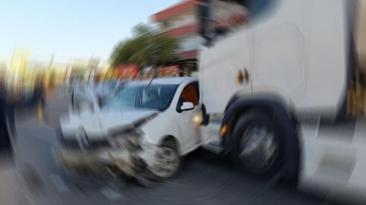 Şanlıurfa’da TIR önüne çıkan otomobile çarptı