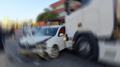 Şanlıurfa’da TIR önüne çıkan otomobile çarptı