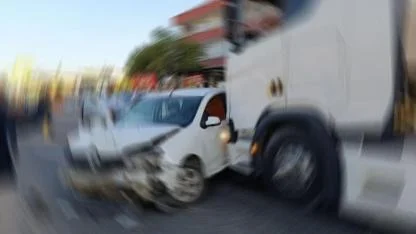 Şanlıurfa’da TIR önüne çıkan otomobile çarptı
