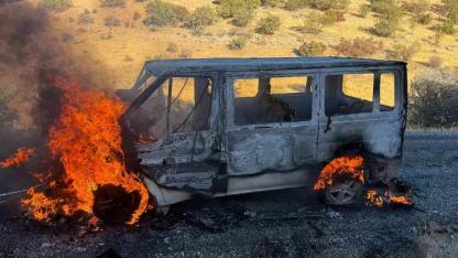 Seyir halinde alev alan minibüs küle döndü