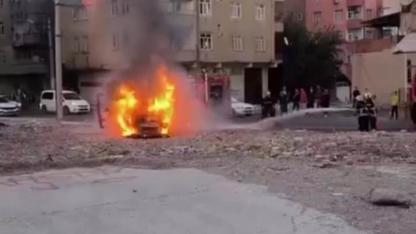 Seyir halindeki araç alev topuna döndü