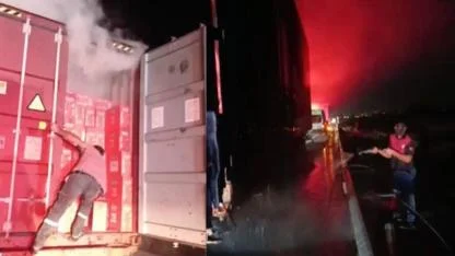 Seyir halindeki tır alev aldı: Makarnaları dorseden atarak kurtarmaya çalıştı