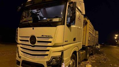 Tır ile otomobil çarpıştı: 2 yaralı