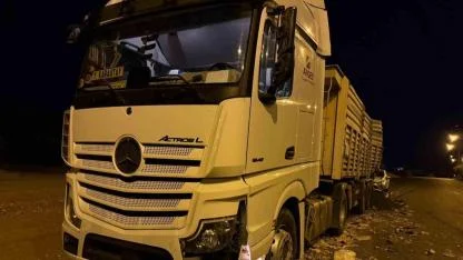 Tır ile otomobil çarpıştı: 2 yaralı