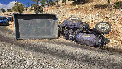 Traktör devrildi: 2 yaralı