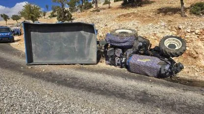 Traktör devrildi: 2 yaralı