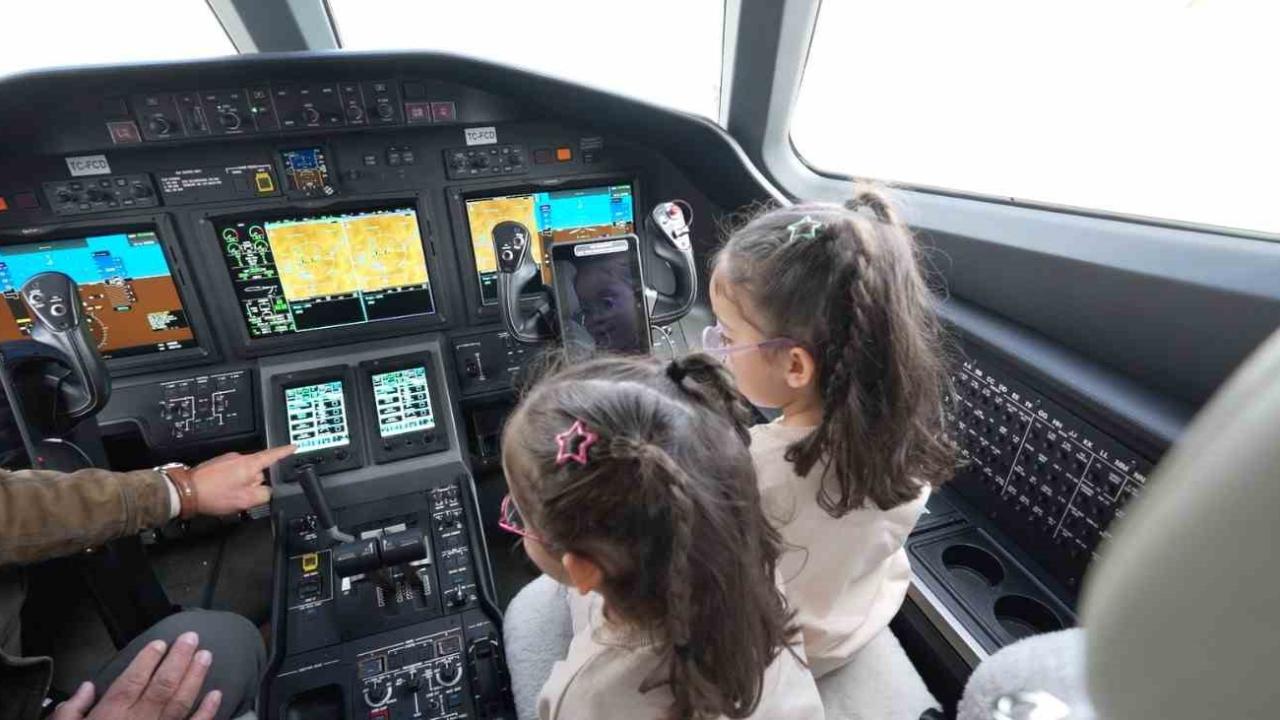 Uçak görünce mutlu olan Erva ve Zümra hayallerine kavuştu
