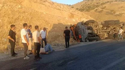 Virajı alamayan tır devrildi: 1 yaralı