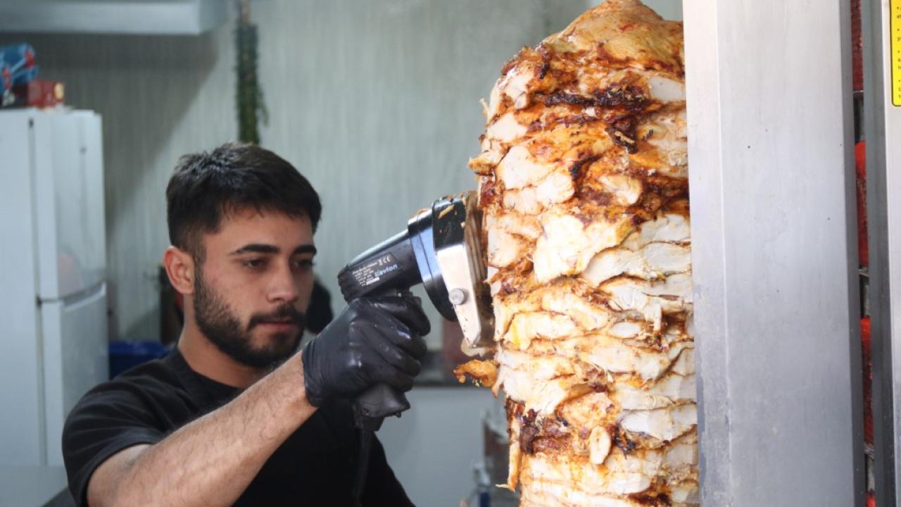 1 kiloluk tavuk dürümü 150 TL’ye satan esnaf taleplere yetişemiyor