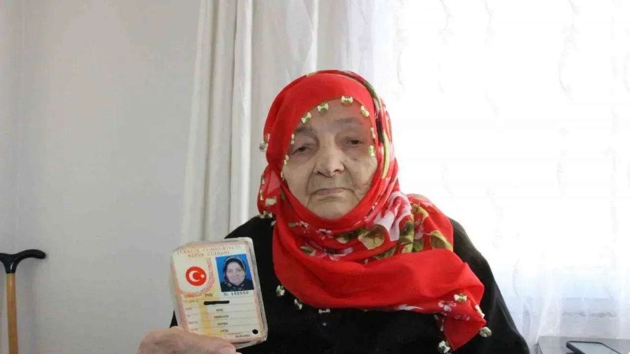 102 yaşında yeni kimliğine kavuştu