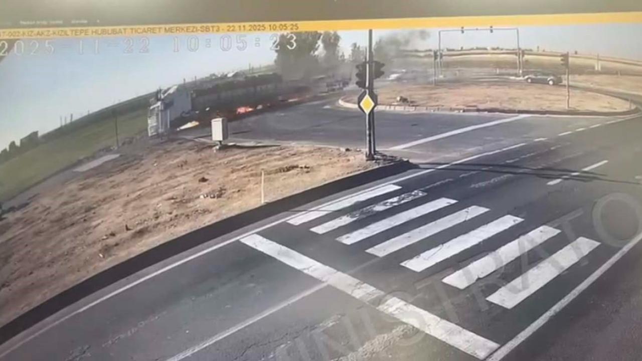 2 tır ile SUV tipi aracın çarpıştığı kaza sonrası alev alan tır söndürüldü