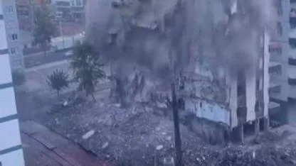 Ağır hasarlı 8 katlı bina tek dokunuşta yerle bir oldu