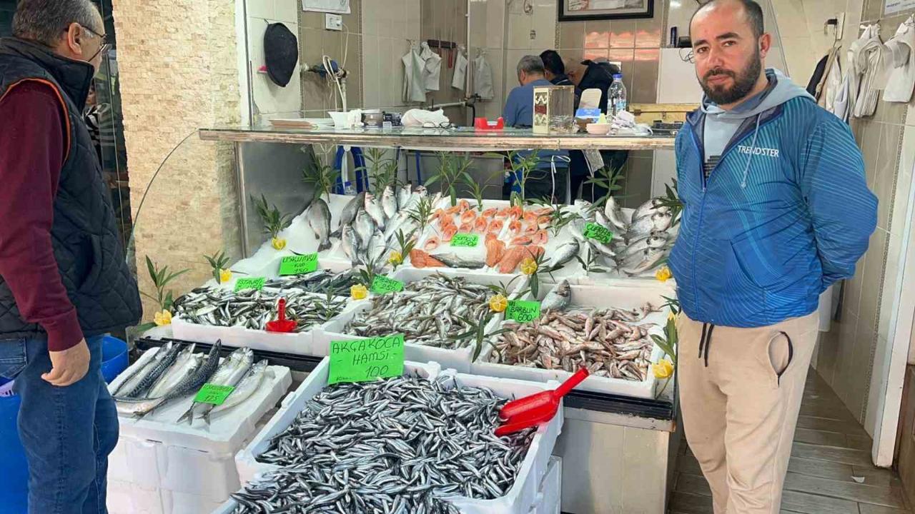Balık fiyatları düşerken, vatandaşlar balığa yöneliyor