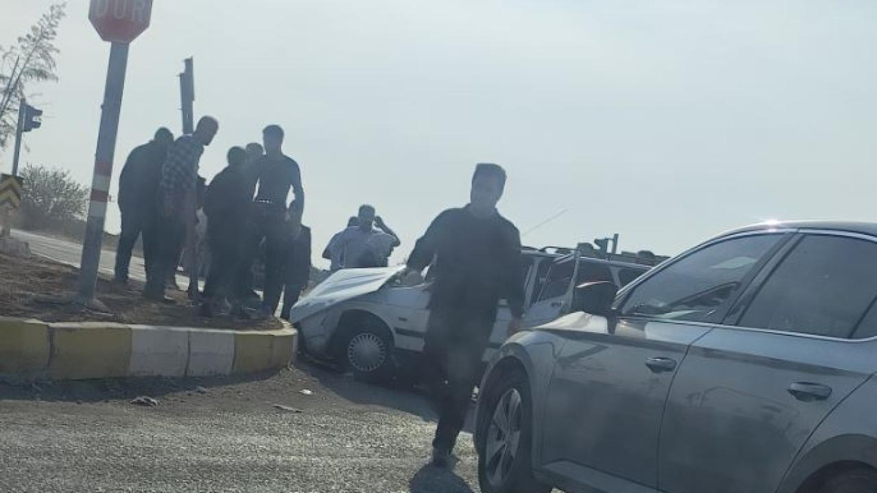 Bozova’da iki otomobil çarpıştı