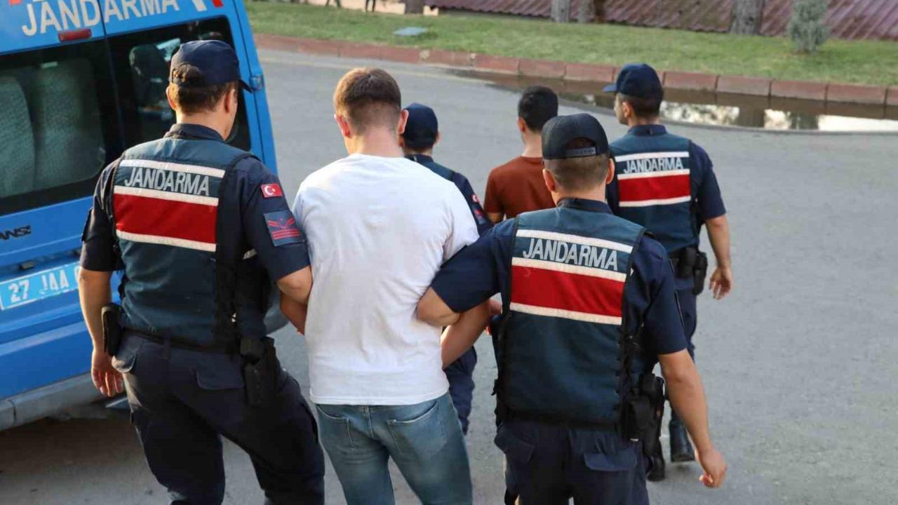 Çeşitli suçlardan aranan 3 şahsı jandarma yakaladı