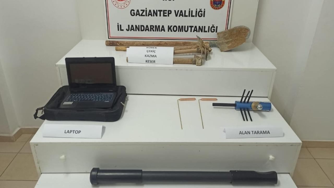 Define bulmak amacıyla kaçak kazı yapan 9 şahıs suçüstü yakalandı