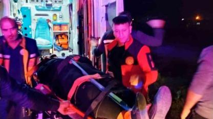 Devrilen otomobildeki 3 kişi yaralandı